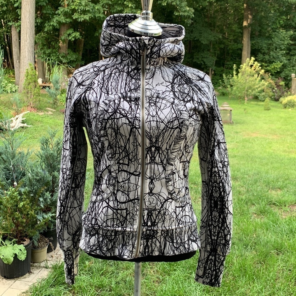 Lululemon Scuba Hoodie
Nesting Black Bird Print Ghost size 8